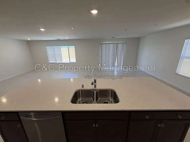 2208 S Helm Ave — Photo 5
