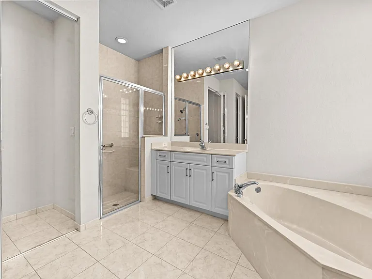 6823 Fabiano Cir — Photo 31