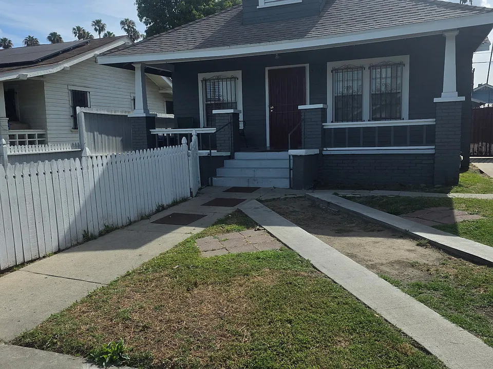 4916 S Van Ness Ave