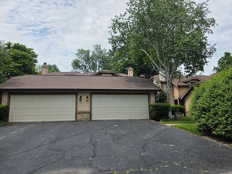 1009 Valley Side Dr — Photo 2