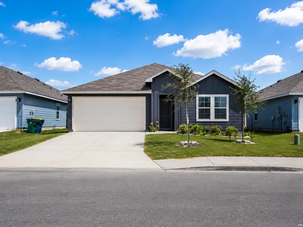 1004 VILLAGE RUN, Seguin, TX 78155
