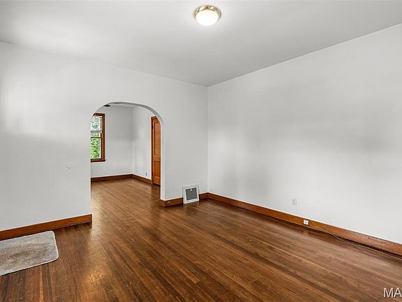 3rd image of 305 Williams St