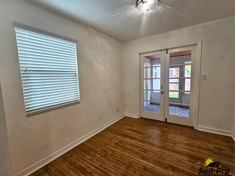 475 Riverside Dr — Photo 12