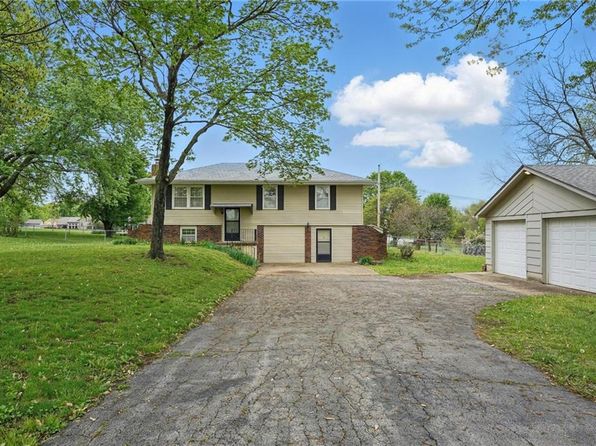 307 N 16th St, Louisburg, KS 66053