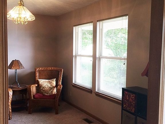 3rd image of 220 Buckingham Cir