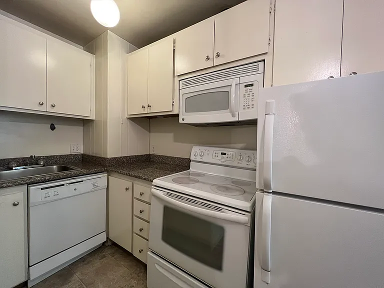 2541-2569 Le Conte Ave — Photo 16