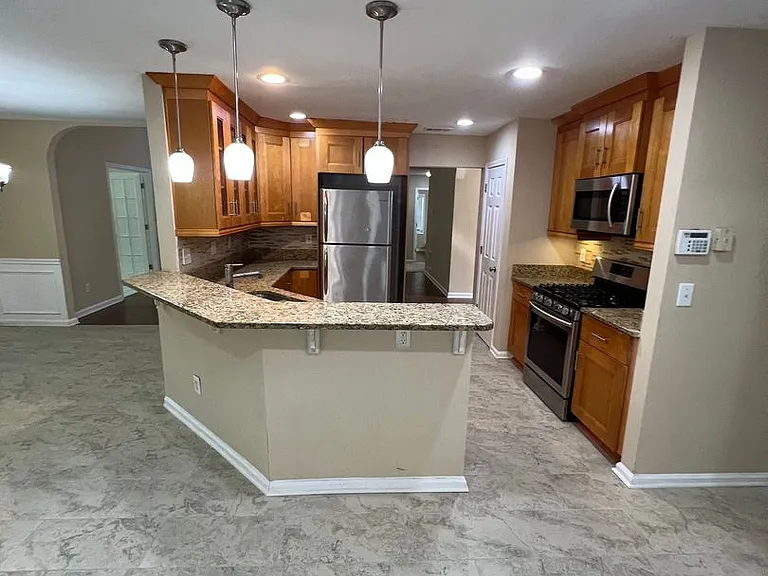 824 Georgian Point Dr — Photo 6