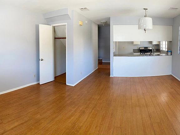 5th image of 927 S Charlotte Ave APT B