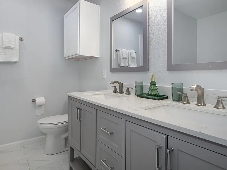 9437 Goldenview Dr — Photo 16