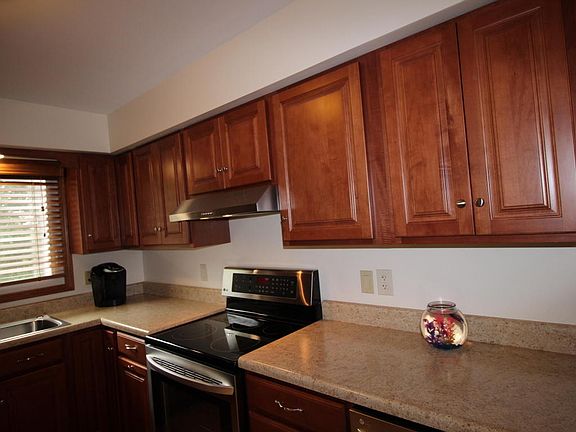 3rd image of 948 Canterbury Ln