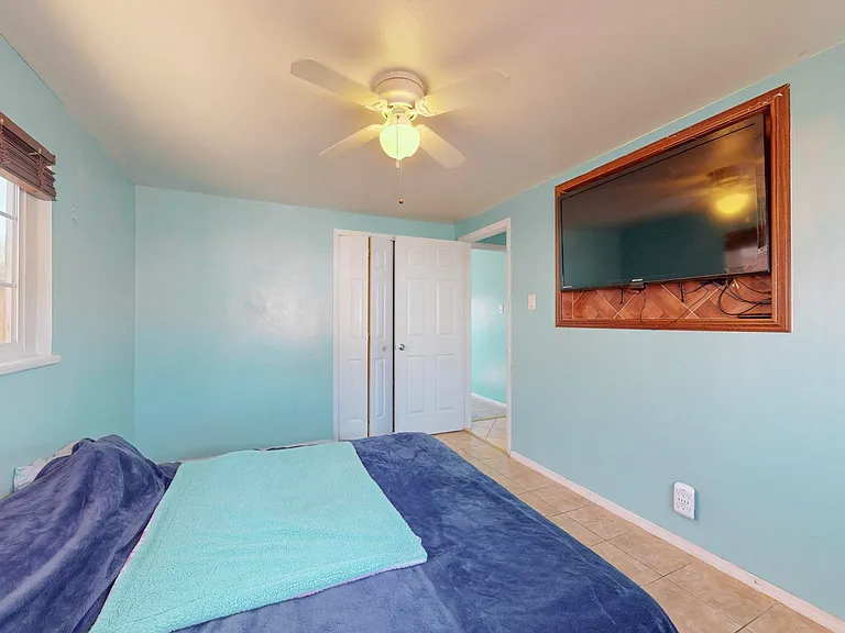 11517 Ralph Ave NE — Photo 5