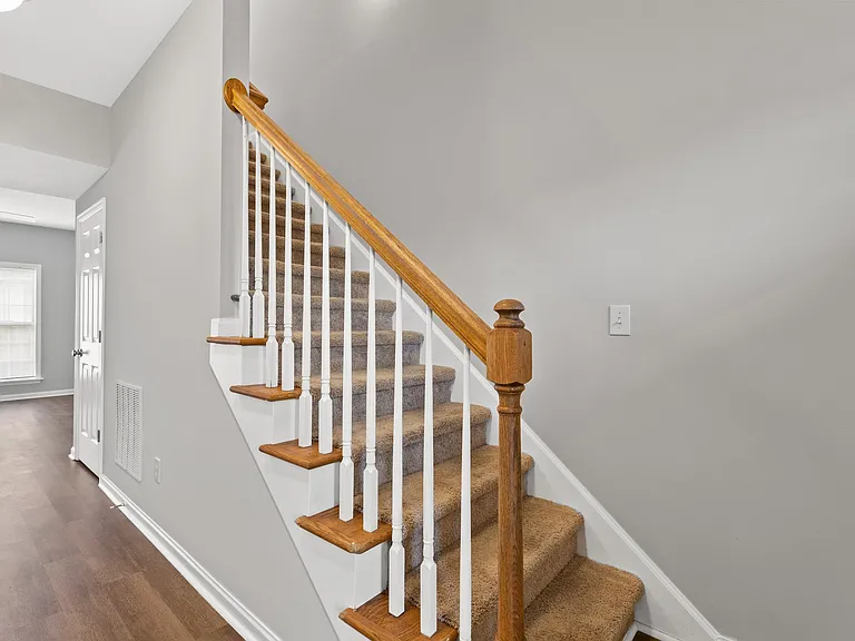 136 Lowell Ct — Photo 14