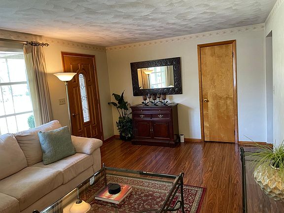 3rd image of 609 S Russell Dr