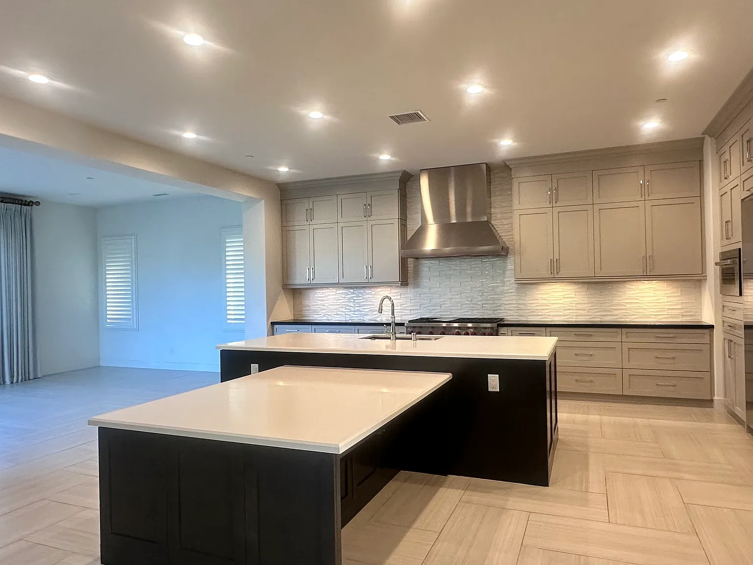 5 bed, 5.5 bath, 5660 sqft, $15,000 — Photo 3