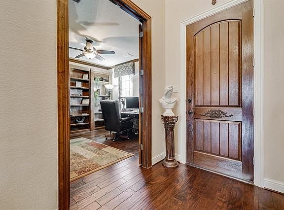 4th image of 2820 Earl Dr