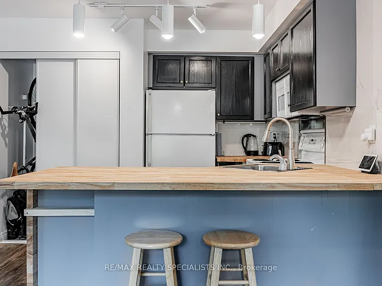 140 Bathurst St #208 — Photo 9