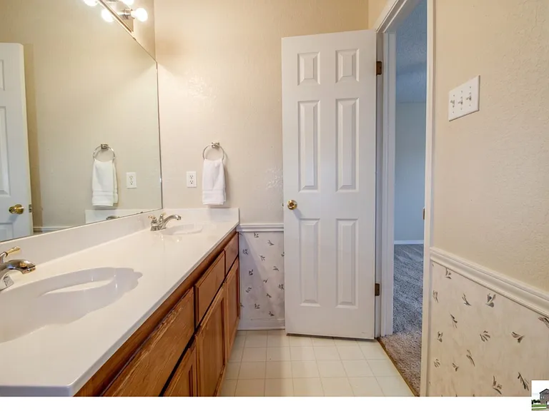 1506 Creek St — Photo 120
