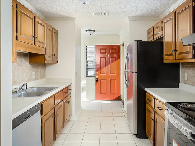 Creekside Apartments — Photo 2