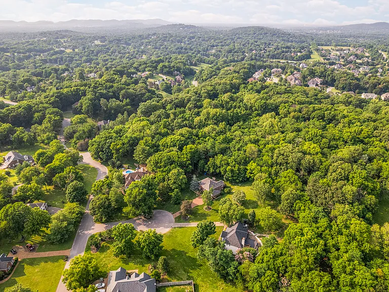 Located in a beautiful family-oriented neighborhood in Brentwood, only 15 miles to downtown Nashville and 10 miles to Franklin.