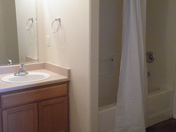 4th image of 909 Arnold St