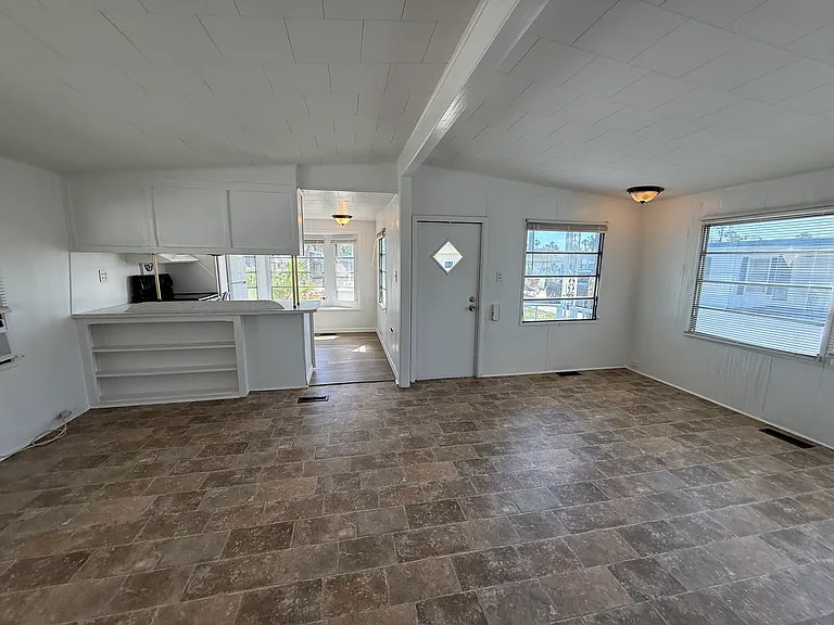 4851 W Gandy Blvd #31 — Photo 6