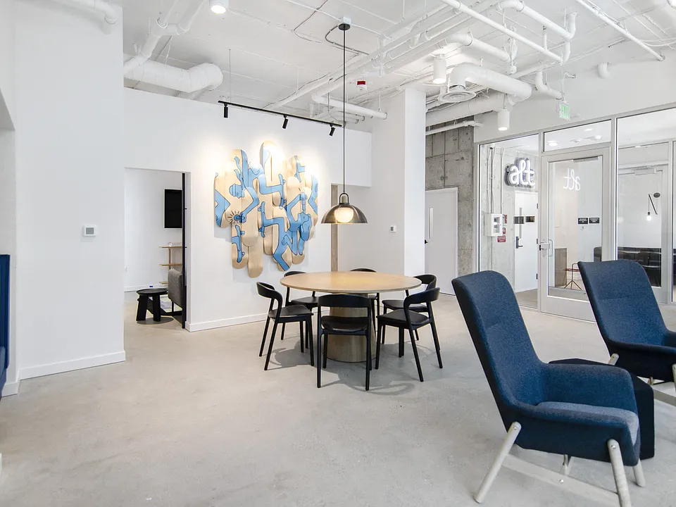 Enjoy the common area with tables and chairs at Alt Capitol Hill.