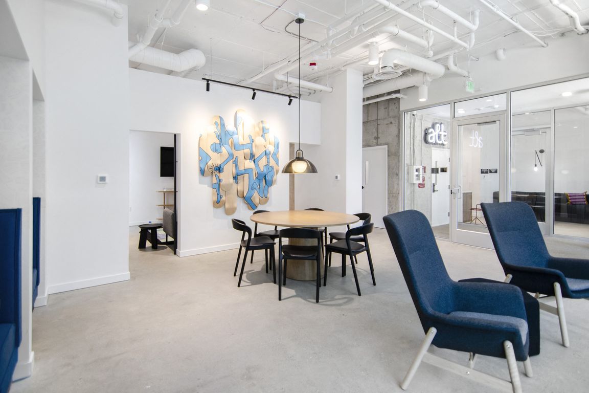 Enjoy the common area with tables and chairs at Alt Capitol Hill.