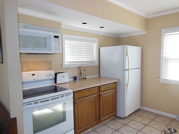 5th image of 202 Crestwood Dr