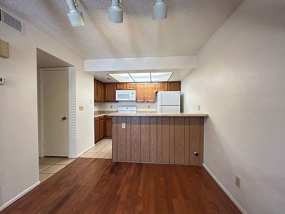 3rd image of 1432 W Emerald Ave Unit 4