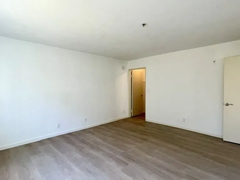 420 S Harvard Blvd #301 — Photo 8