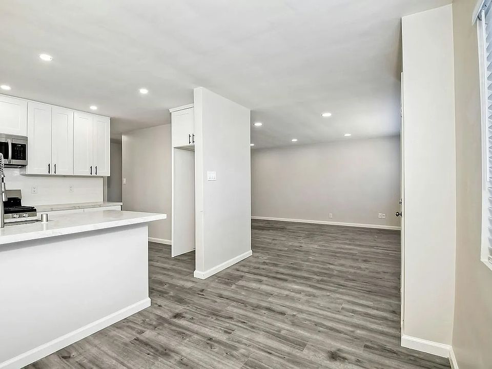 1st image of 204 W Los Angeles Dr
