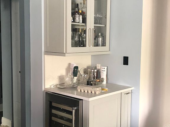 Built-in wine bar and fridge