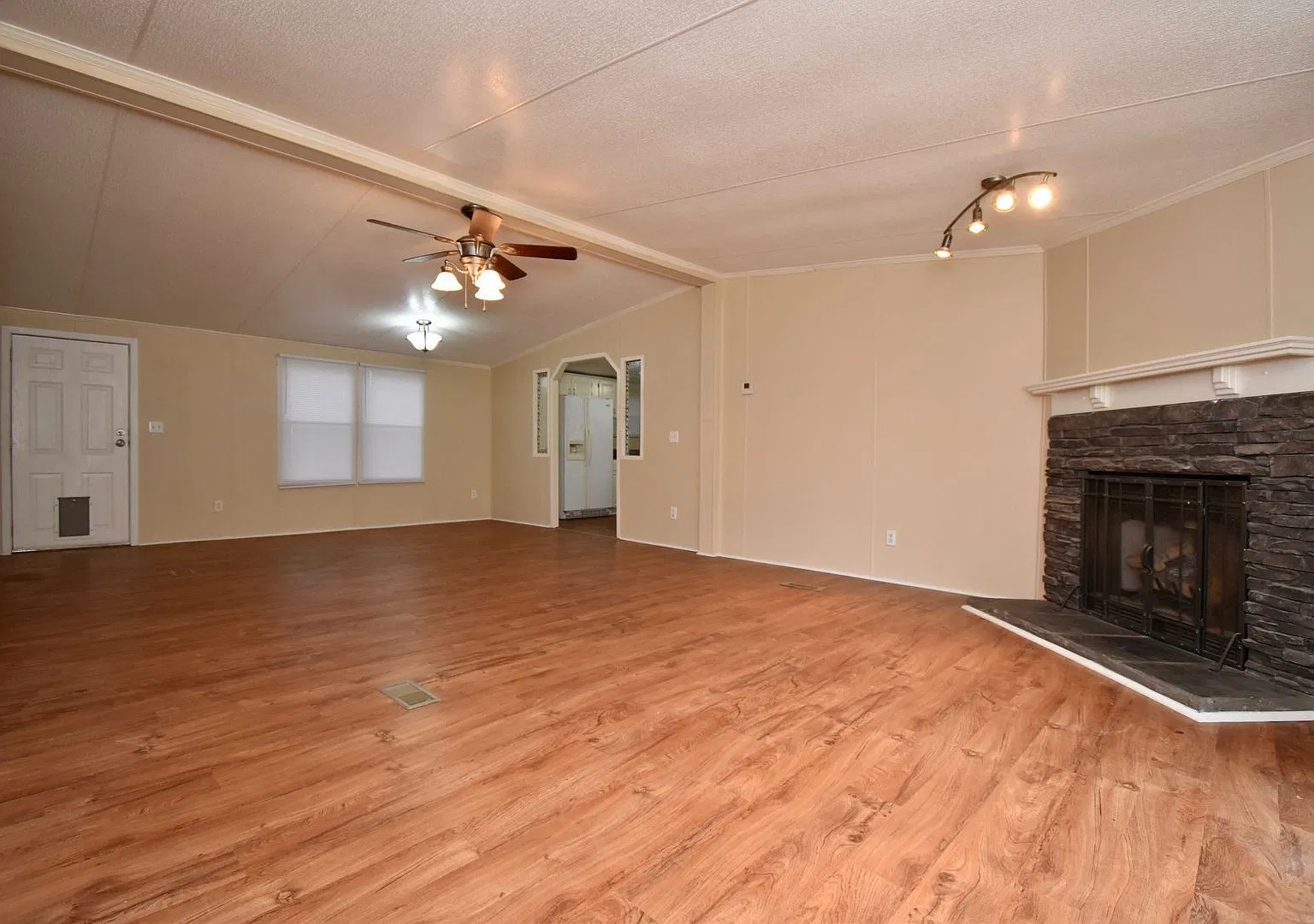 Spacious 3 Bed 2 Bath Trailer — Photo 4