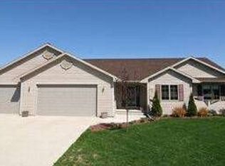 901 River Bluff Dr, Manitowoc, WI 54220