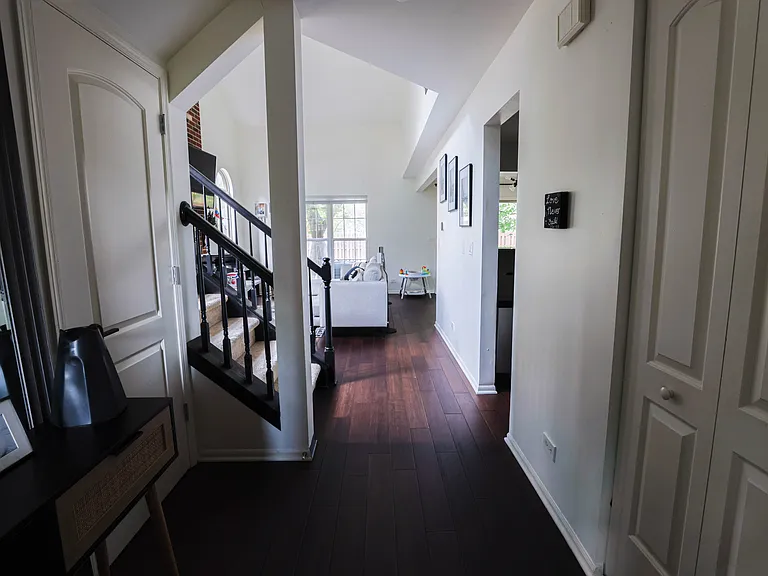1049 Talbots Ln — Photo 9