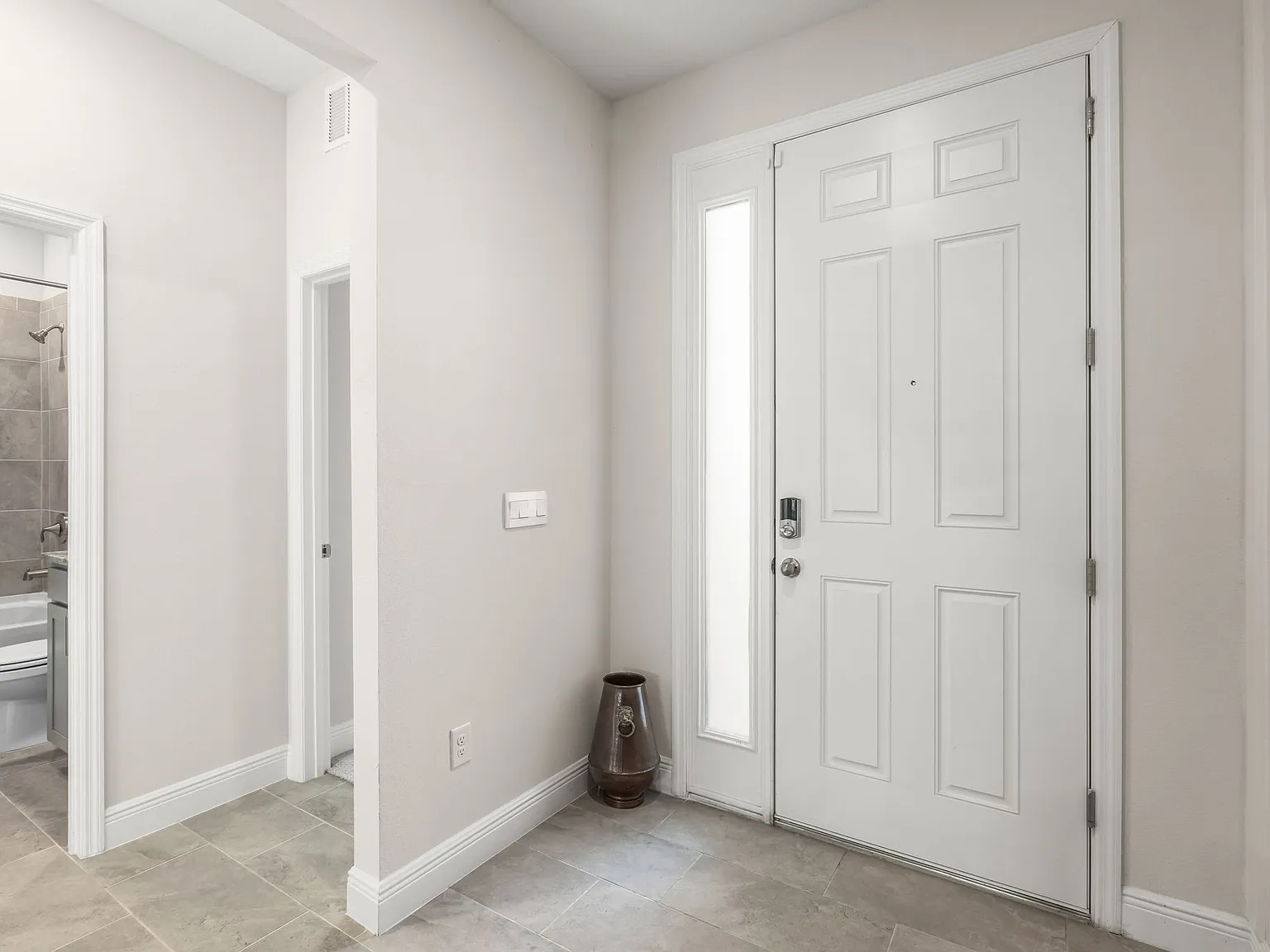 4 bed, 2.5 bath, 2035 sqft, $2,900 — Photo 3