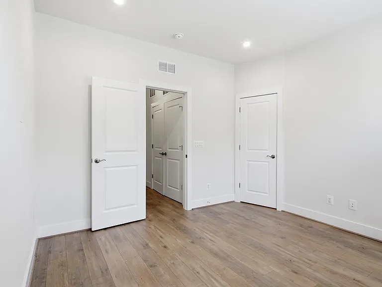2252 S Glebe Rd — Photo 21