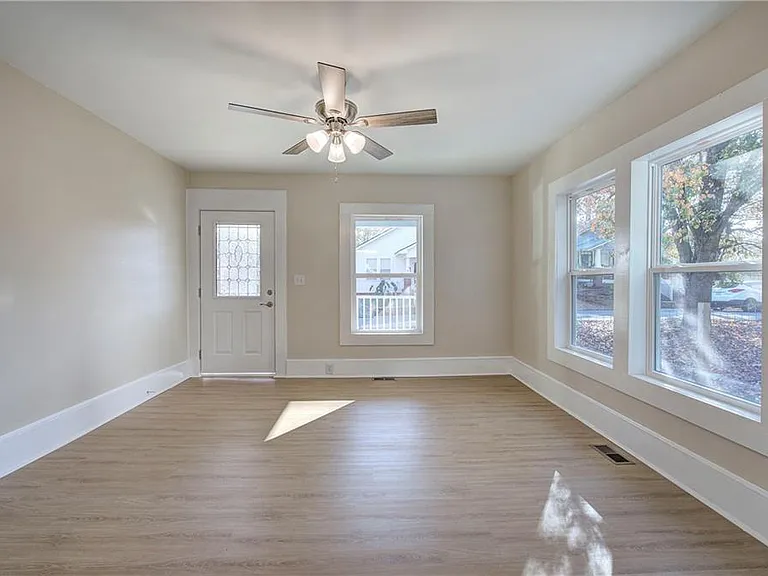 415 E 10th St SE — Photo 12