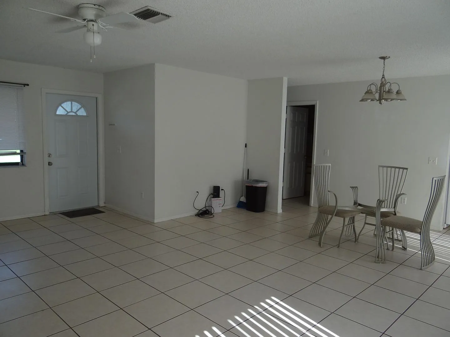 Super Clean Annual 2 bed 1 bath 1 garage home in Kingsway Elementary District — Photo 2