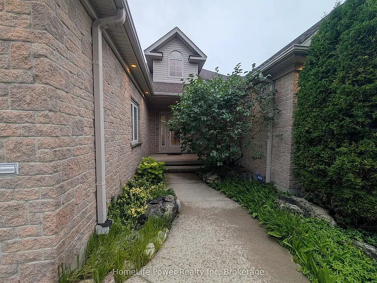 228 The Lions Gate — Photo 2