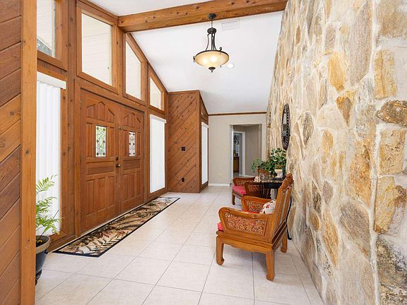 5th image of 438 NW Clubview Cir