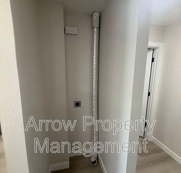 1015 W 14th St #8 — Photo 12