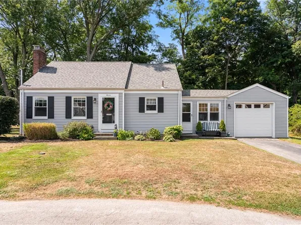 11 Sutcliffe Cir E, Rumford, RI 02916