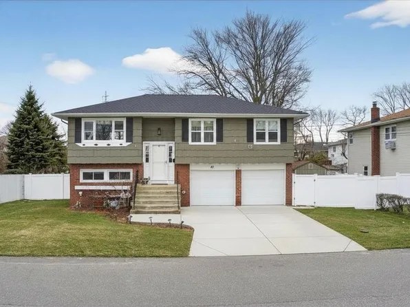 41 N Kings Avenue, Lindenhurst, NY 11757