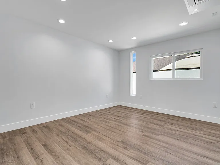 11611 Burbank Blvd — Photo 8