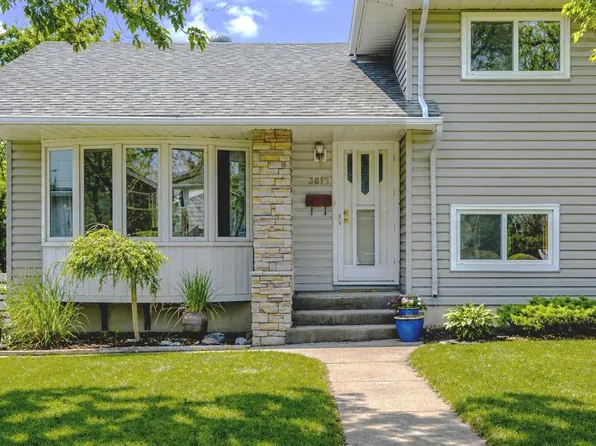 3816 W Brighton Dr NW, Calgary, AB T2L 1G8