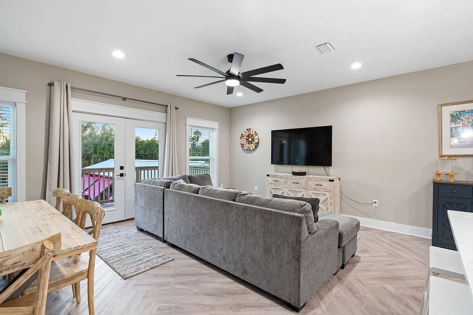 3 bed, 2.0 bath, 1410 sqft, $4,213 — Photo 4