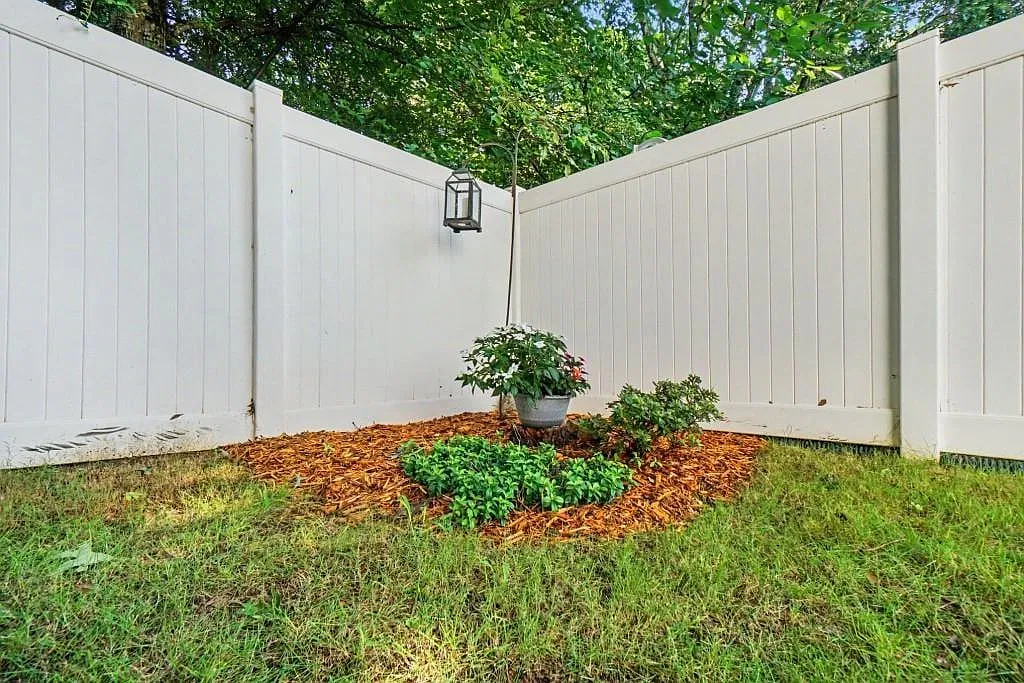 3 bed, 1231 sqft, $1,990 — Photo 3