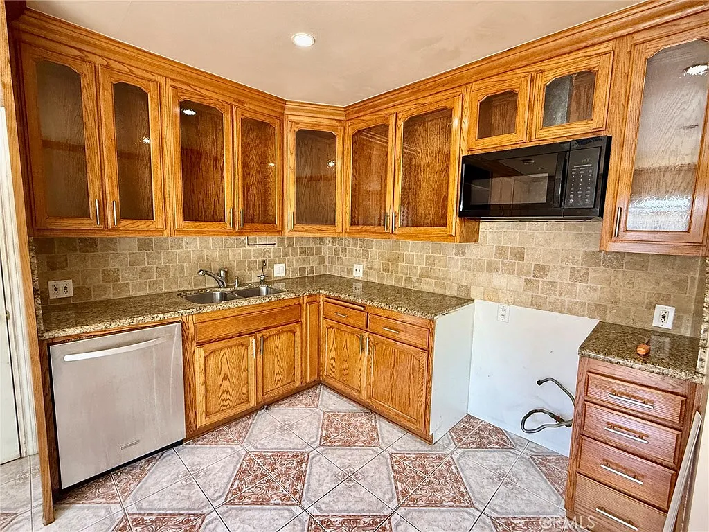 2 bed, 1050 sqft, $3,000 — Photo 2