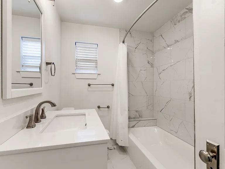 Renovated 2 Bedroom Downstairs Duplex in Los Angeles Heights — Photo 8